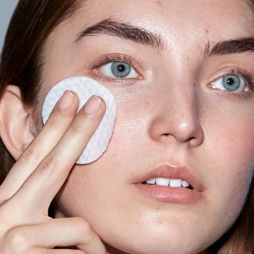 A model using SLMD Resurfacing Acne Swipes containing keratolytic salicylic acid, glycolic acid and lactic acid