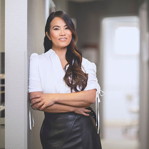 Sandra Lee MD aka Dr. Pimple Popper in her dermatology office where she gives acne consultations
